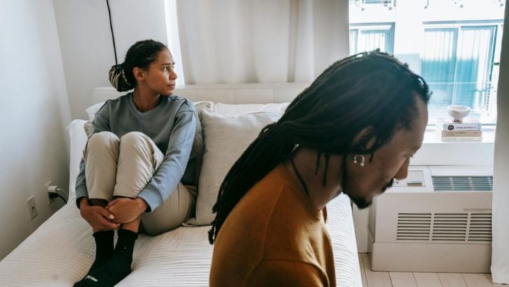 13 Probleme in der Beziehung, die Paare ohne emotionale Nähe täglich haben