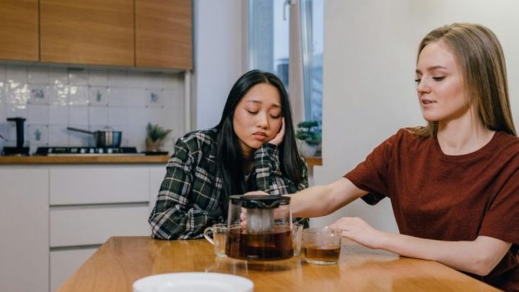 15 winzige Taten des Verrats von deinen Freunden, die mehr schmerzen, als du denkst