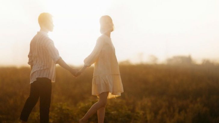 8 Dinge, die kluge Frauen machen und die Männern immer im Kopf bleiben