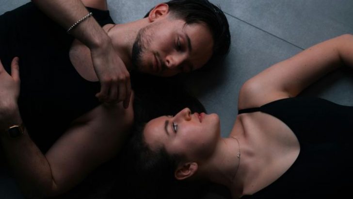 8 Hinweise darauf, dass du in einer Beziehung steckst (und es nicht zugeben willst)