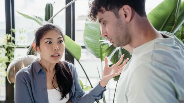 8 Phrasen, die toxische Menschen benutzen, um dich an dir selbst zweifeln zu lassen