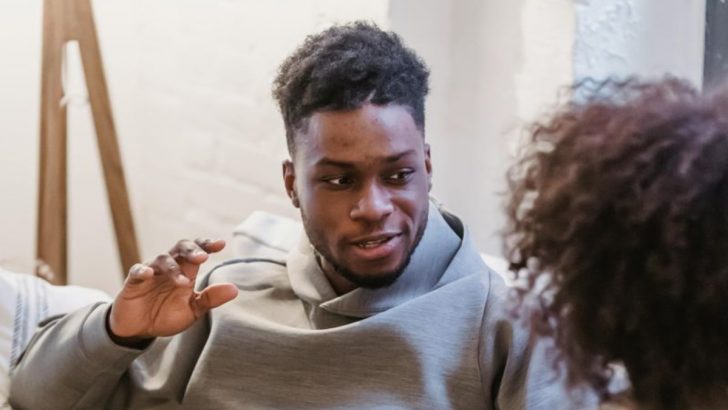 Wenn dein Partner diese 10 Dinge tut, während ihr euch unterhaltet, respektiert er dich nicht