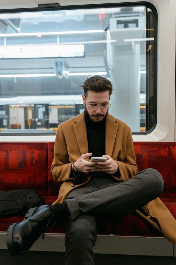 Bietet jemandem in Not seinen Sitzplatz an Bietet jemandem in Not seinen Sitzplatz an