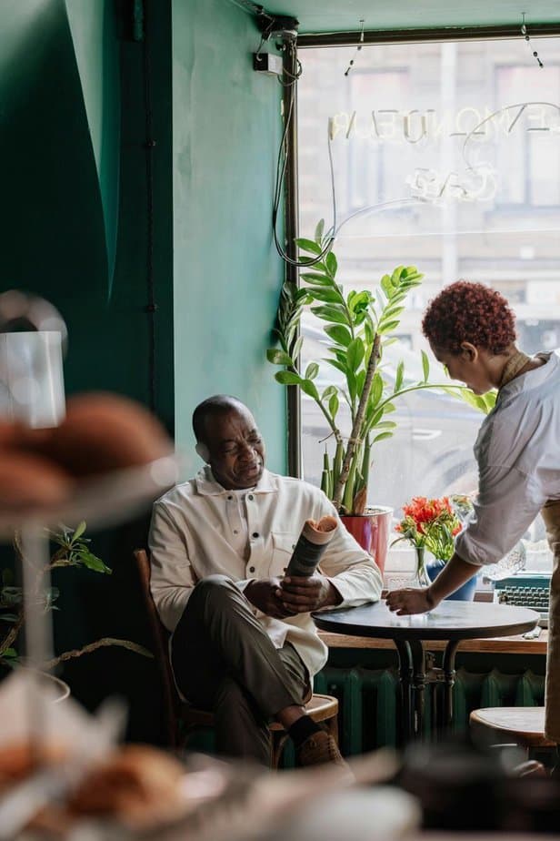 Spricht freundlich mit Dienstleistern Spricht freundlich mit Dienstleistern