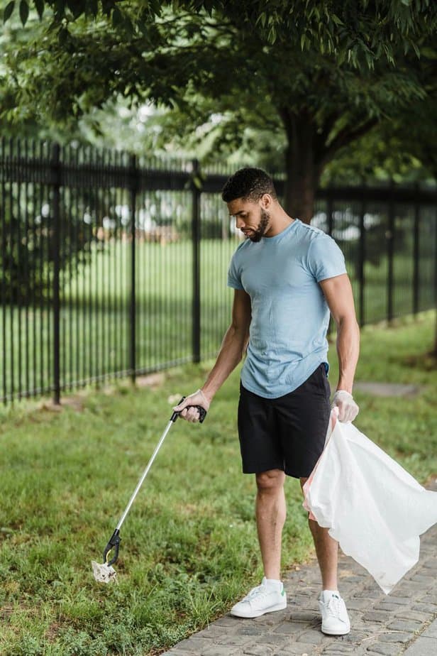Er nimmt Müll an oder hält öffentliche Räume sauber Er nimmt Müll an oder hält öffentliche Räume sauber
