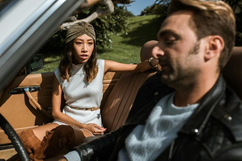 Sie bittet dich um deine Meinung zu persönlichen Angelegenheiten