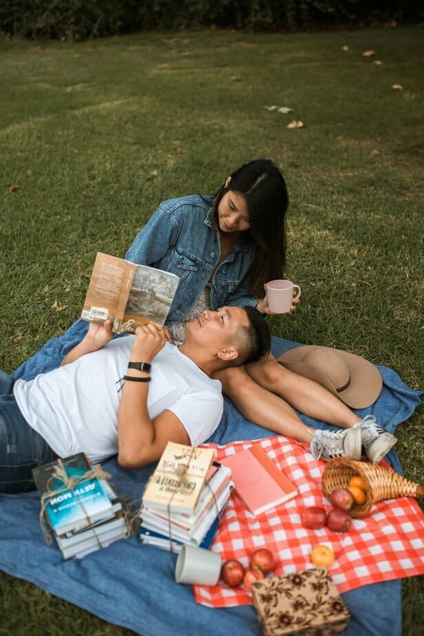 Sie sagt, dass du sie mehr als glücklich machst oder zum Lächeln bringst