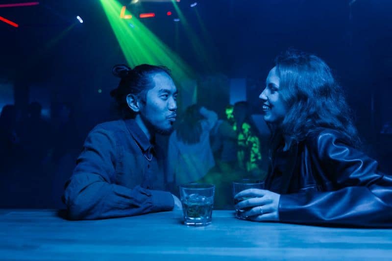 Sie redet über Dinge, die ihr beide zusammen machen könnt