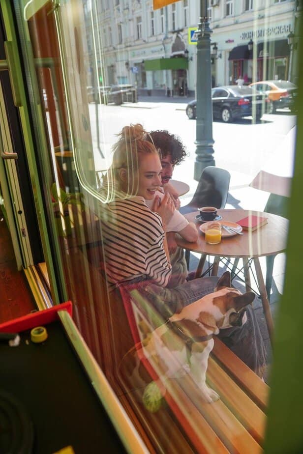 Sie sagt, dass sie sich in deiner Nähe wohl fühlt