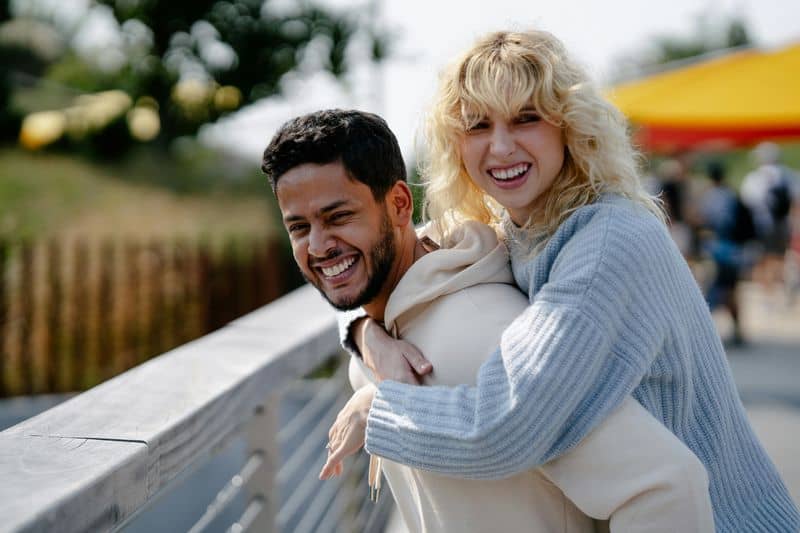 Sie bringt dich zum Lachen und soll die Dinge lustig machen