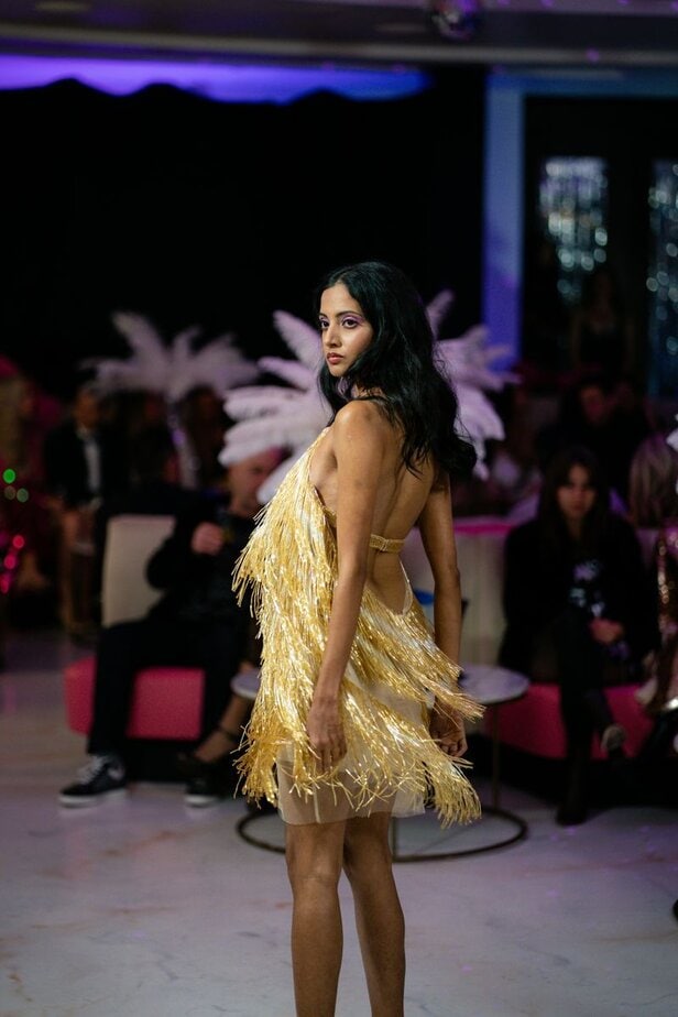 Sie fühlt sich bei gesellschaftlichen Veranstaltungen allein wohl Sie fühlt sich bei gesellschaftlichen Veranstaltungen allein wohl