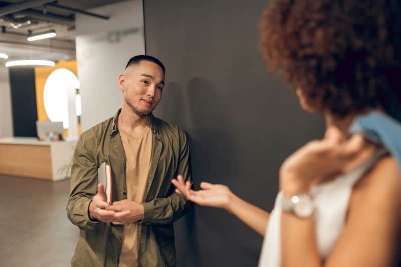 Er kommuniziert offen und freundlich