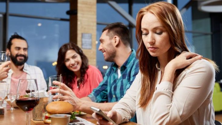 10 eindeutige Zeichen, dass eine Person dich nicht mag (sogar wenn sie es vorgibt)