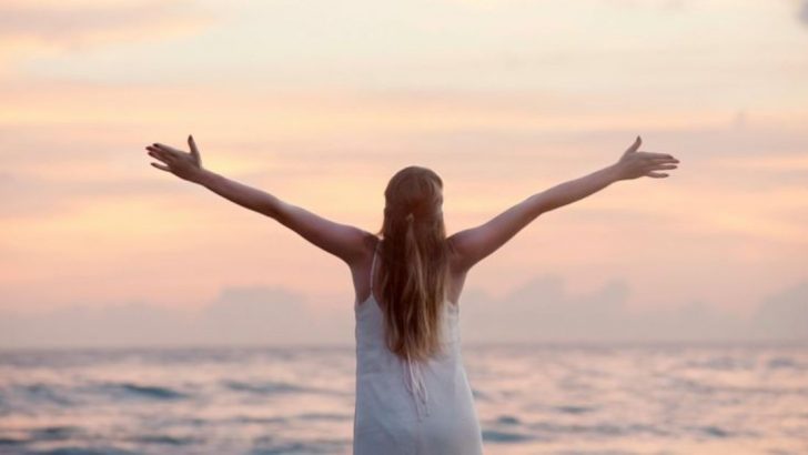 10 Subtile Zeichen, dass eine Frau wirklich zufrieden ist, wenn sie single ist