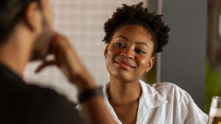 10 unattraktive Verhaltensweisen, die eine Frau dazu bringen, dich innerhalb weniger Sekunden abzuweisen, wenn sie dich findet