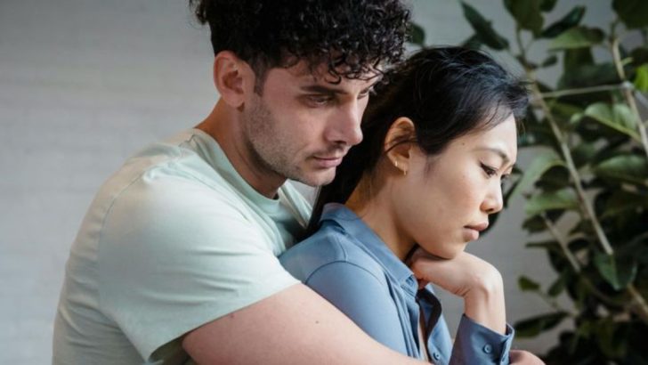 10 Zeichen, dass du deine Beziehung überdenkst (und ihr schadest)