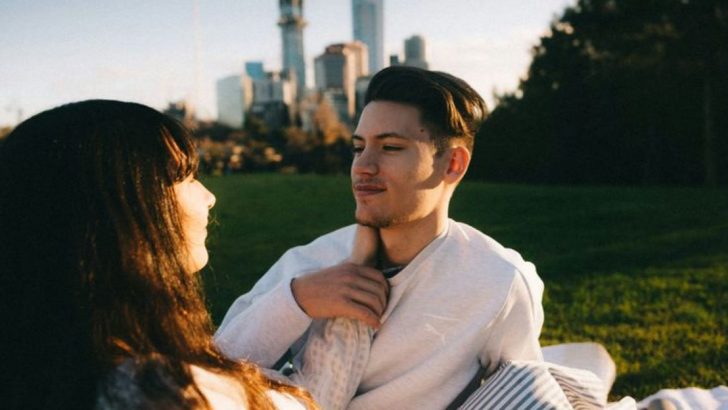 10 Zeichen, dass sie interessiert sind, aber cool spielen