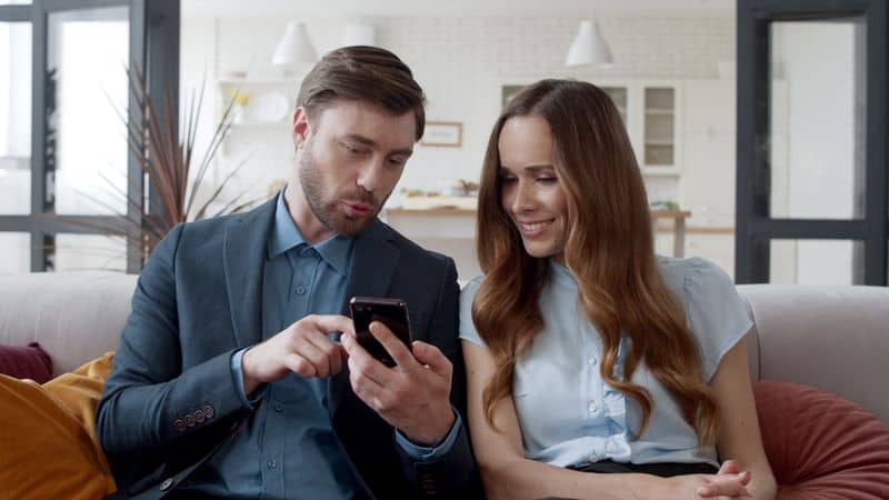 Sie vergleichen dich (oder sich selbst) mit anderen Paaren