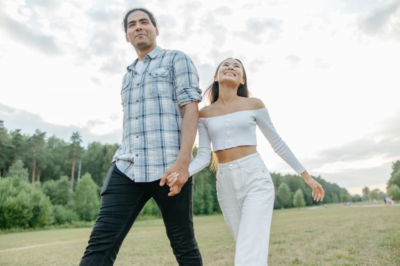 Er zeigt Zuneigung in der Öffentlichkeit Er zeigt Zuneigung in der Öffentlichkeit