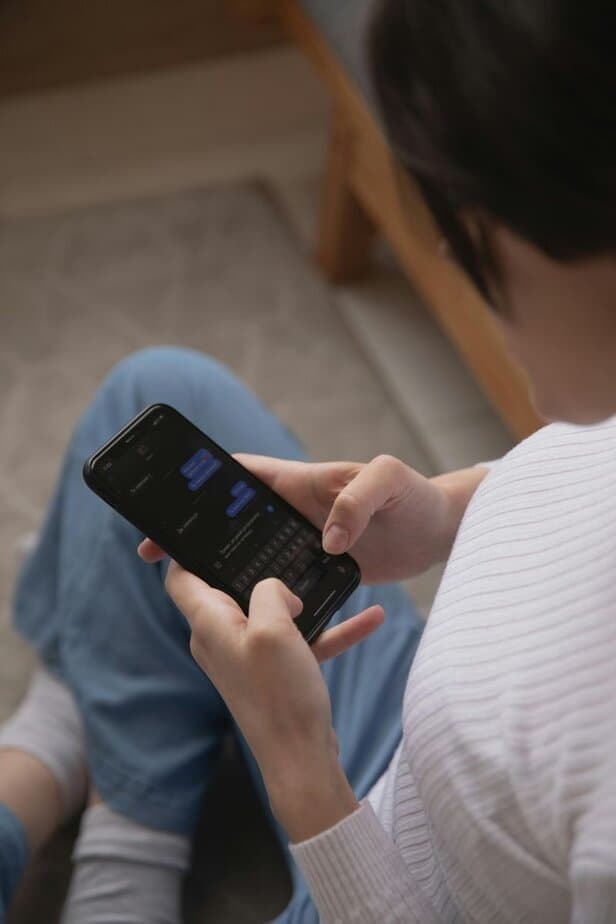 St&auml;ndig auf ihr Telefon schauen