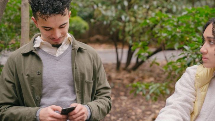 11 moderne Angewohnheiten bei der Partnersuche, die echte Beziehungen leise zerstören