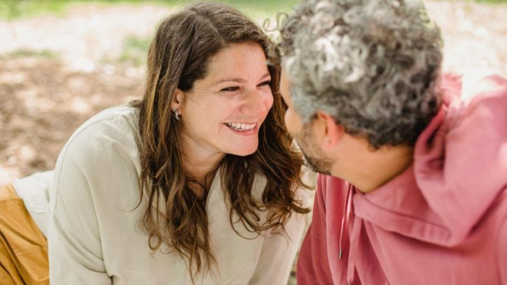 11 Psychologische Eigenschaften, die Overthinker zu treuen Liebhabern machen