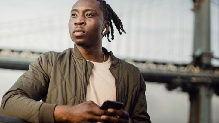 11 Zeichen, die zeigen, dass dein Partner seinen Ex vermisst