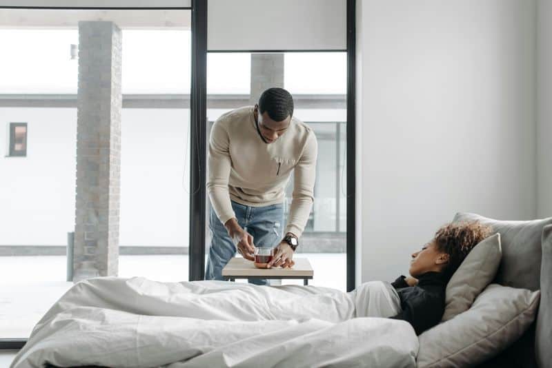 Er macht Opfer, ohne sich zu beschweren Er macht Opfer, ohne sich zu beschweren