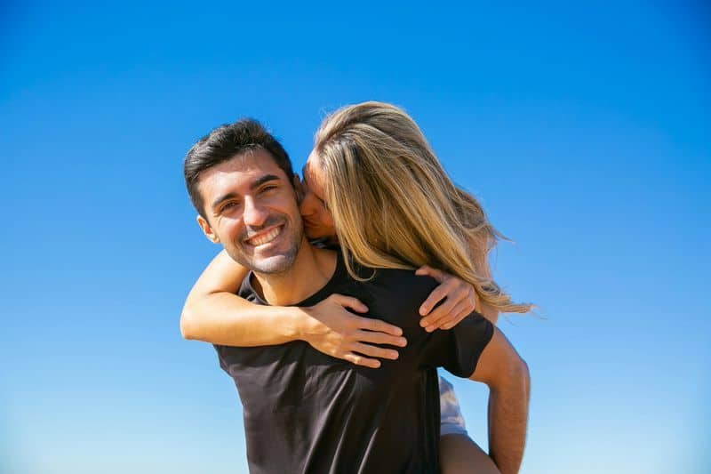 Er unterstützt deine Ziele und Ambitionen Er unterstützt deine Ziele und Ambitionen