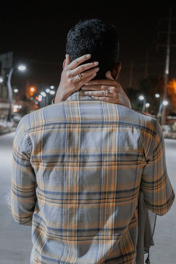 Er zeigt Zuneigung in der Öffentlichkeit Er zeigt Zuneigung in der Öffentlichkeit