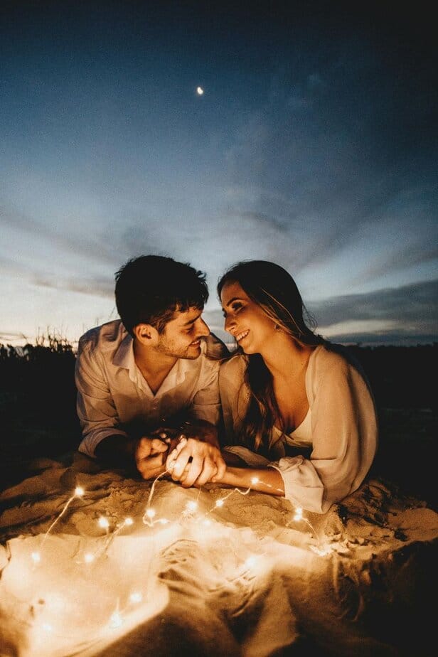 Geh an einem dunklen Ort in den Sternenhimmel