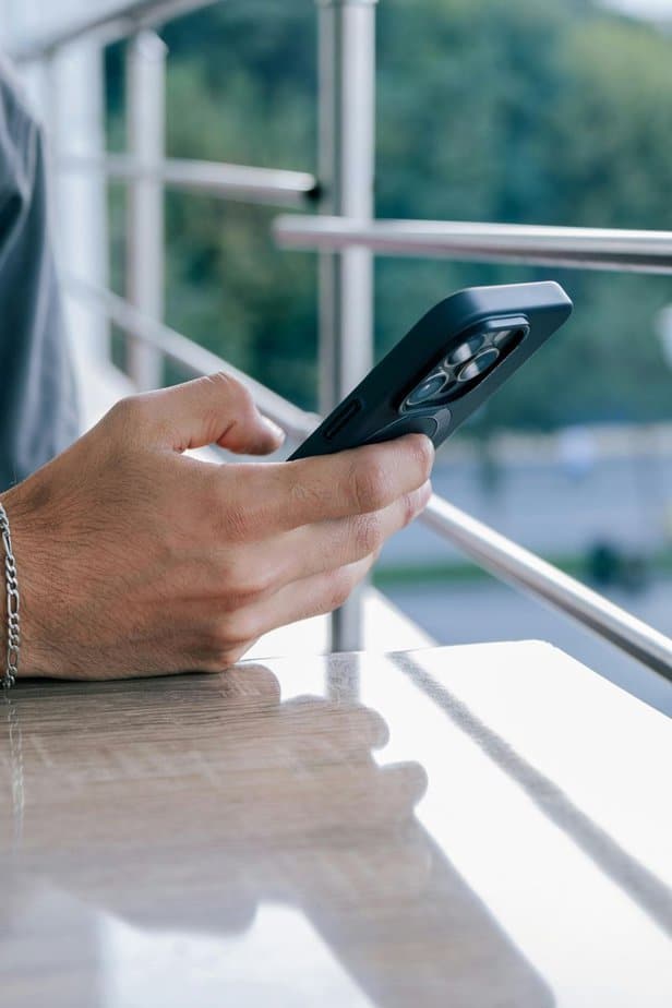 12 Subtile Zeichen, dass die "Liebe" in deiner Beziehung in Wirklichkeit Besessenheit ist They Constantly Monitor You Online