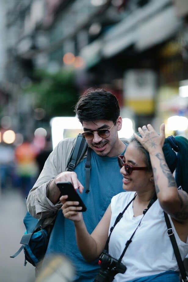 Die gleiche Sprache, die gleichen Phrasen oder den gleichen Slang verwenden Die gleiche Sprache, die gleichen Phrasen oder den gleichen Slang verwenden