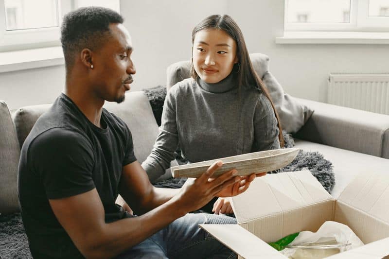 Er kommuniziert offen und aufrichtig Er kommuniziert offen und aufrichtig