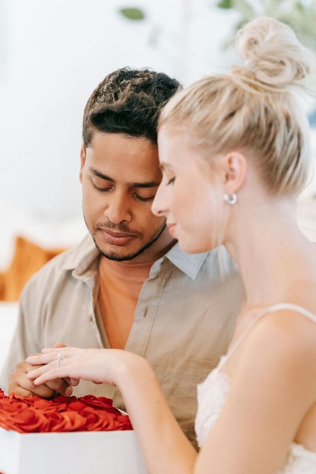 Er zeigt Beständigkeit in seinen Handlungen Er zeigt Beständigkeit in seinen Handlungen