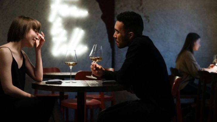 12 Gesten beim ersten Date, die das Herz einer Frau sofort erobern