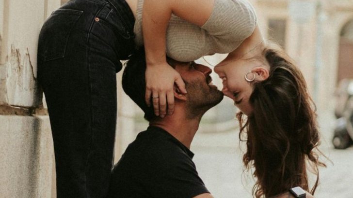 12 kleine Dinge, die Männer heimlich scharf auf dich machen