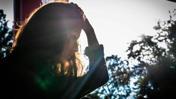 12 Psychologische Tricks, mit denen die Menschen dich zum Problem machen wollen