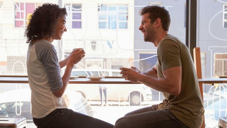 12 Verhaltensweisen, die Narzissten kopieren, um sich zu integrieren und dein Vertrauen zu gewinnen