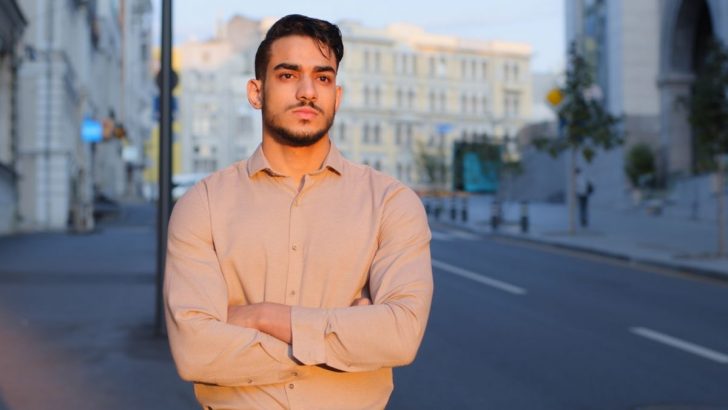 12 verr&auml;terische Zeichen daf&uuml;r, dass ein Mann von einem Narzissten aufgezogen wurde (und das sieht man)