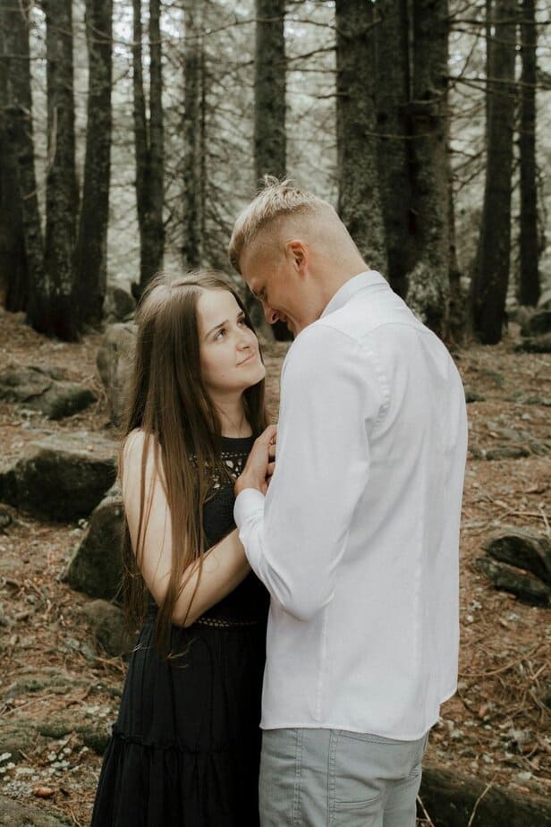 Er entschuldigt sich, wenn er im Unrecht ist Er entschuldigt sich, wenn er im Unrecht ist