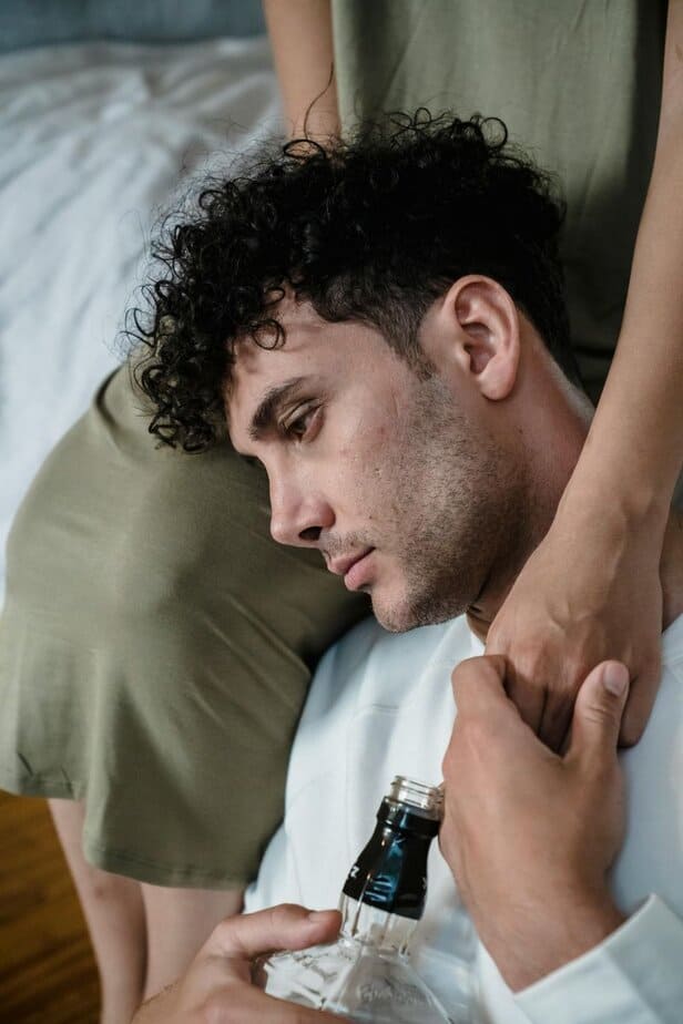 Männer sehnen sich nach emotionaler Intimität, fürchten aber Verletzlichkeit Männer sehnen sich nach emotionaler Intimität, fürchten aber Verletzlichkeit