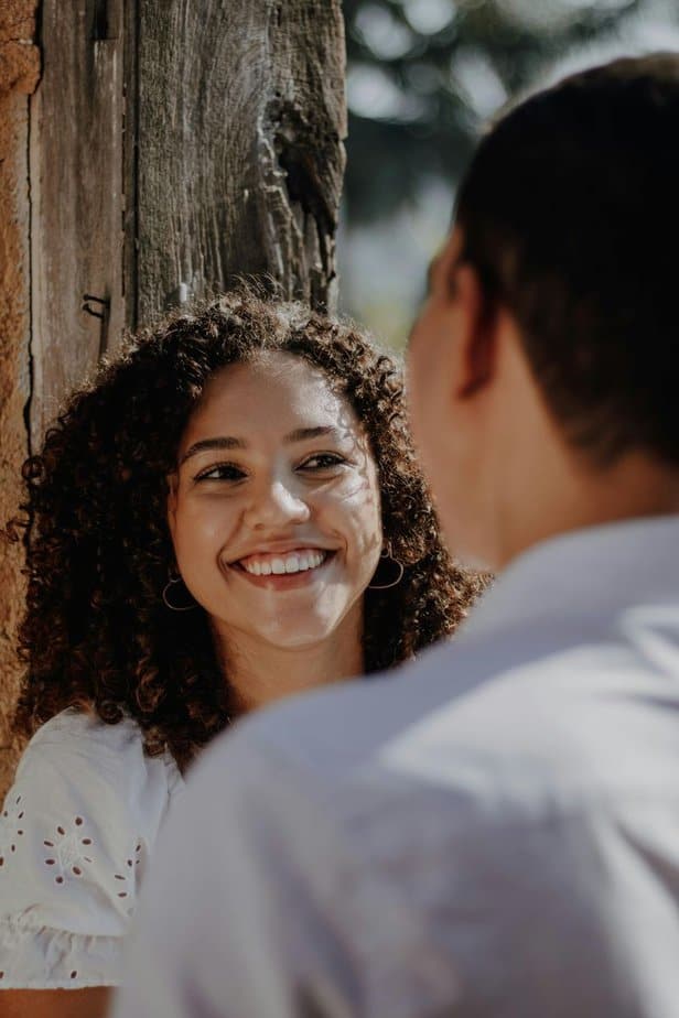Mache ihm auf unerwartete Art und Weise Komplimente Mache ihm auf unerwartete Art und Weise Komplimente