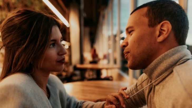 13 Dinge, die Frauen sich wünschen, dass du sie bei einem Date tust – ohne gefragt zu werden