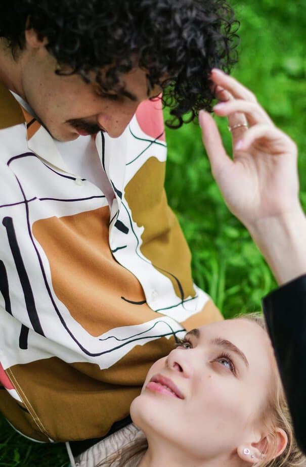 Zärtliche Berührungen im Laufe des Tages Zärtliche Berührungen im Laufe des Tages