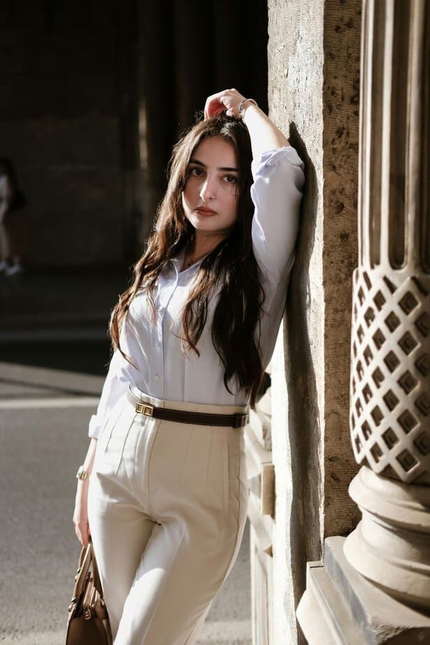 Die selbstbewusste Frau mit Selbstwahrnehmung Die selbstbewusste Frau mit Selbstwahrnehmung