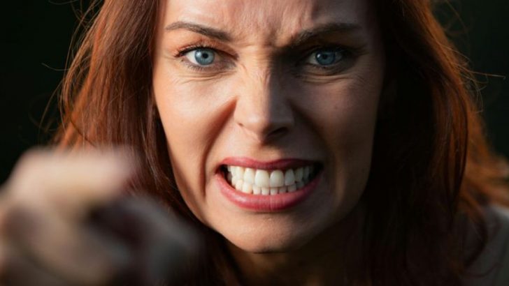 7 Dinge, die du einem Narzissten sagen kannst, die ihn dazu bringen, sein Verhalten zu überdenken