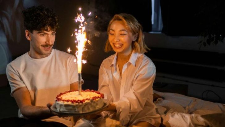 7 kleine Lügen, die sich Paare gegenseitig erzählen (und warum das okay ist)