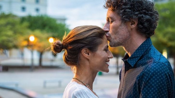 7 psychologische Tricks, die Paare sich n&auml;her f&uuml;hlen lassen, ohne ein Wort zu sagen