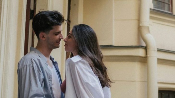 7 Psychologische Trigger, die tiefe Anziehung erzeugen